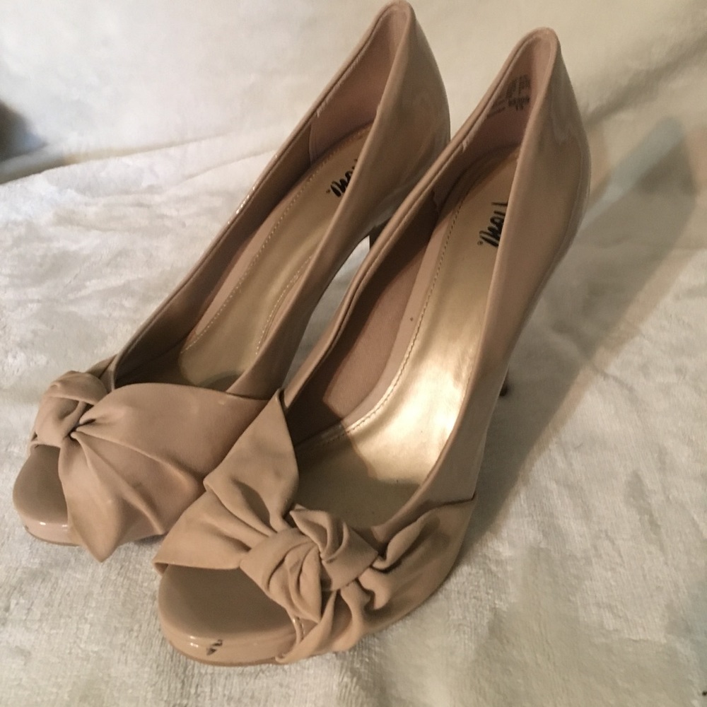 Nude heels with bow/knot design